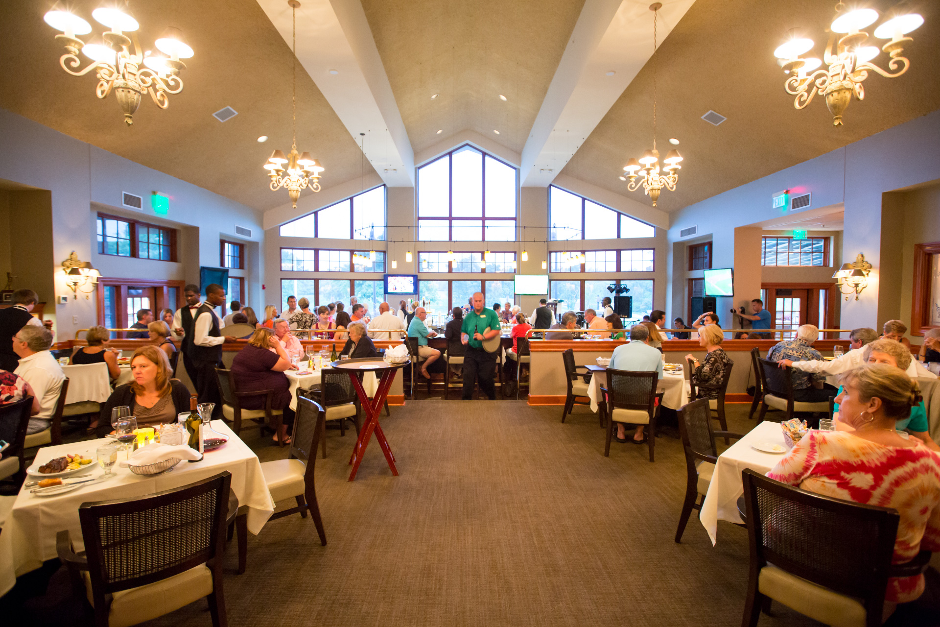 Restaurant-dining-room-crowd-event-gathering-St_-Clair-CC